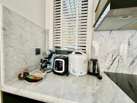 Coffee/tea facilities, Kitchen or kitchenette, stove, toaster