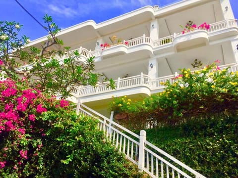 Property building, Balcony/Terrace, On site, Garden view, Sea view