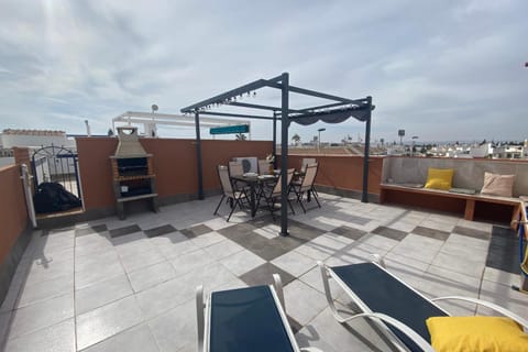 Patio, Day, Balcony/Terrace, Living room, Seating area, sunbed