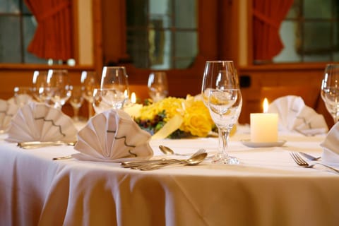 Restaurant/places to eat, Restaurant/places to eat, Banquet/Function facilities