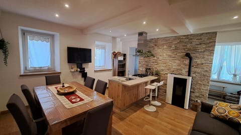TV and multimedia, Kitchen or kitchenette, Living room, Dining area