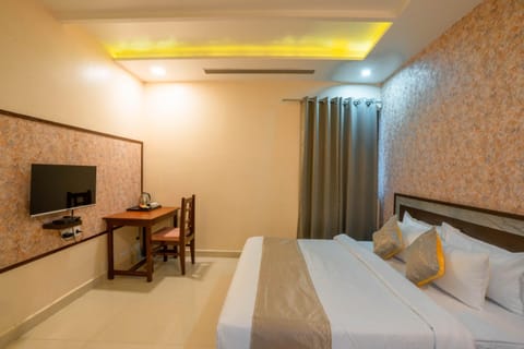 Bed, TV and multimedia, Seating area, Bedroom