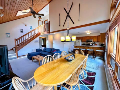 MWP69 Spacious 5-bedroom condo, partial Notch views, 2 min to skiing! House in Carroll