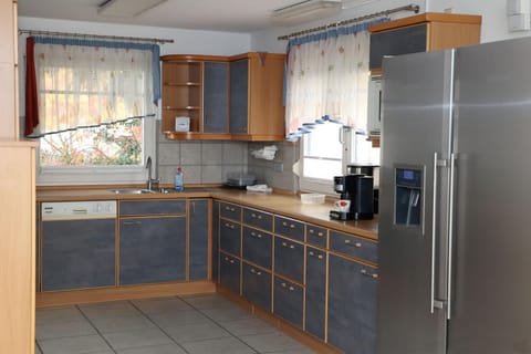 Kitchen or kitchenette, dishwasher