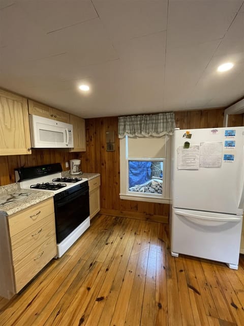 CAMP LINDY LIMIT 7 cottage Villa in Sebago Lake