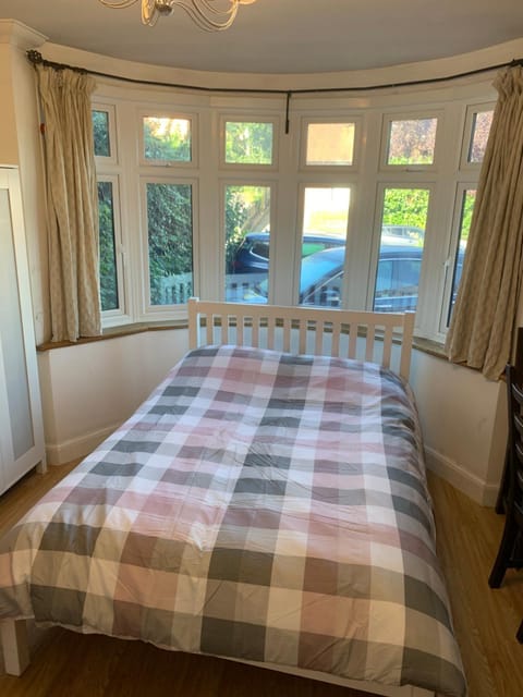 Double room in a shared house near high Come town Centre Bed and Breakfast in High Wycombe