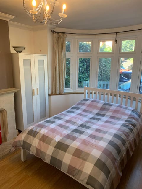 Double room in a shared house near high Come town Centre Bed and Breakfast in High Wycombe