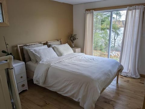 Chic refuge sur le bord de l'eau et des sentiers motoneiges! Chalet in Saguenay