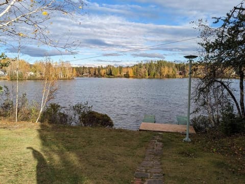 Chic refuge sur le bord de l'eau et des sentiers motoneiges! Chalet in Saguenay