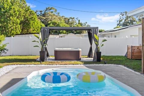 The Beverley Pool Hot Tub Near Clearwater Beach House in Largo