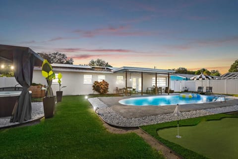 The Beverley Pool Hot Tub Near Clearwater Beach House in Largo