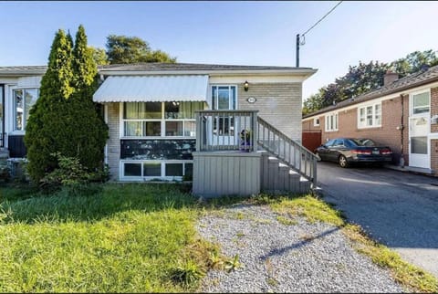 Quaint and Cozy Haven House in Pickering