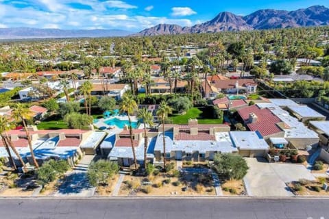 Palm Desert Gem in a Walk-to-all-neighborhood Apartment in Rancho Mirage