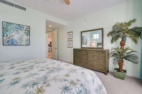 Paradise Awaits by Coastal Chic Vacations Apartment in Bradenton