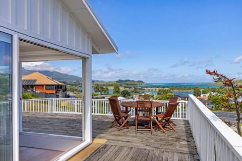 VIEWS, LOCATION plus SPA House in Raglan