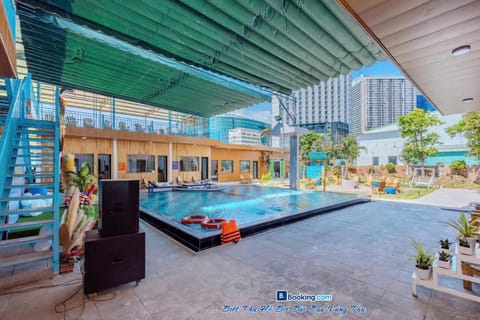 Property building, Day, Pool view, Swimming pool, Swimming pool, sunbed