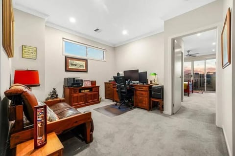 StayAU Pakenham Townhouse with Lakeview Casa in Pakenham