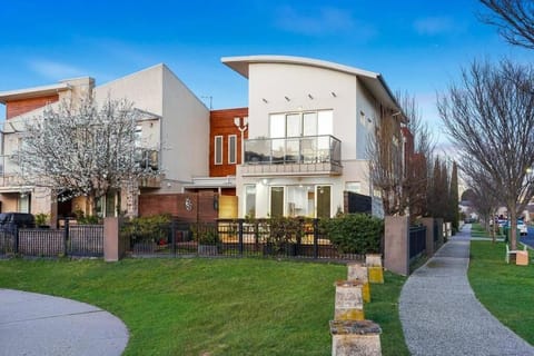 StayAU Pakenham Townhouse with Lakeview Casa in Pakenham