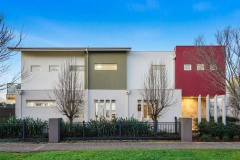 StayAU Pakenham Townhouse with Lakeview Casa in Pakenham