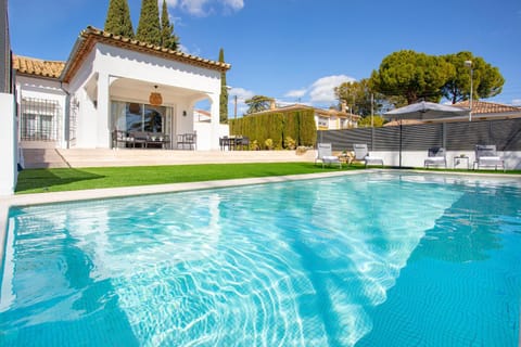 Property building, Pool view, Swimming pool, sunbed