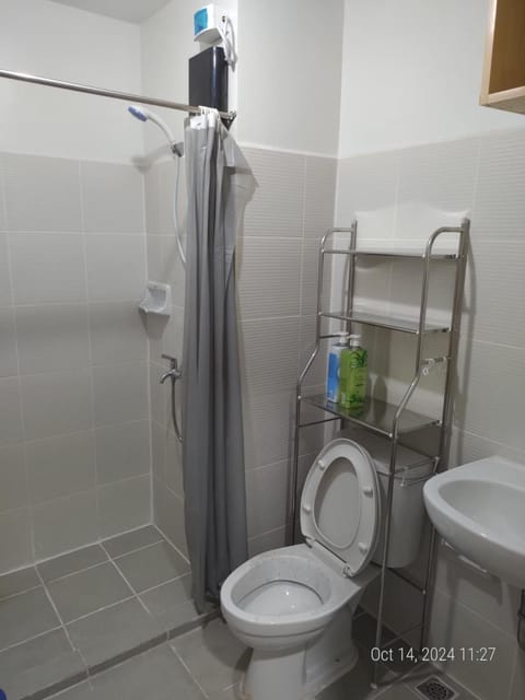 Shower, Toilet