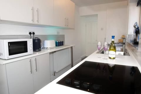 4 Bed, Central, Hospital, Parking Apartment in Darlington