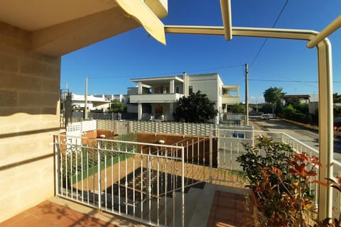 Property building, Day, Balcony/Terrace