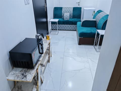 هوم Home 2 شقه غرفتين مدخل مستقل ومواقف مضلله قريب الحرم Apartment in Medina