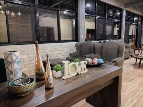 Coffee/tea facilities, Living room, Seating area