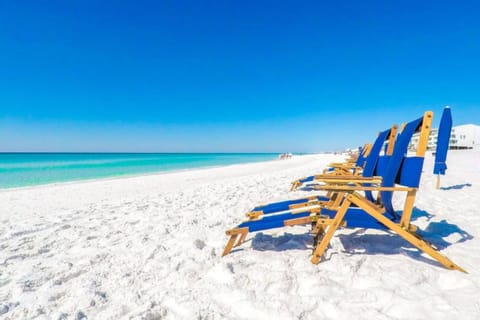 Vista Bluffs 90 ~ Casa Beachy Blanca House in Destin