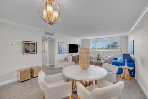 Blue Oasis 2BR Condo by the Beach House in Boca Raton