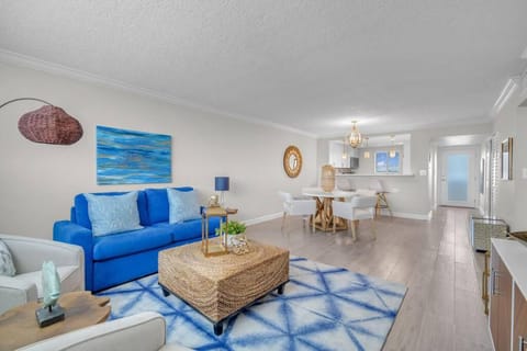 Blue Oasis 2BR Condo by the Beach House in Boca Raton