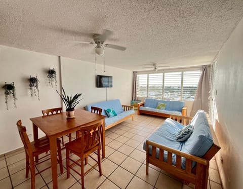 TV and multimedia, Living room, Photo of the whole room, Seating area, Dining area