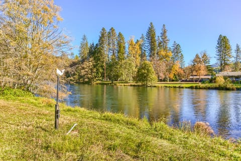 Riverfront Getaway Haus in Shady Cove