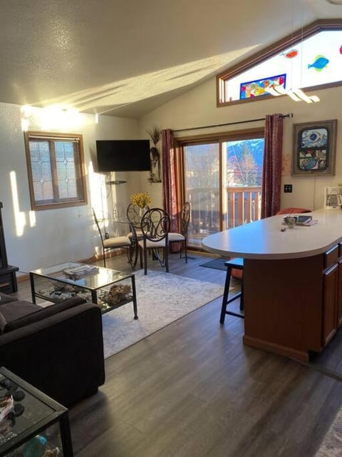 Alaska's Point of View Full Suite Apartment in Seward