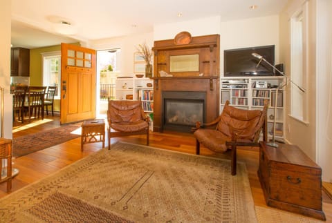 Fabulous Fairfield - 90-Day Stay, Charming 2BR 2BA House in Fairfield, 3 Blocks from Beach by Victoria Prime! Apartment in Victoria