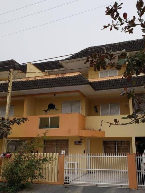 Triplex Amarelo 4 House in State of Paraná