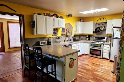 Kitchen or kitchenette, Seating area, dishwasher, oven, stove