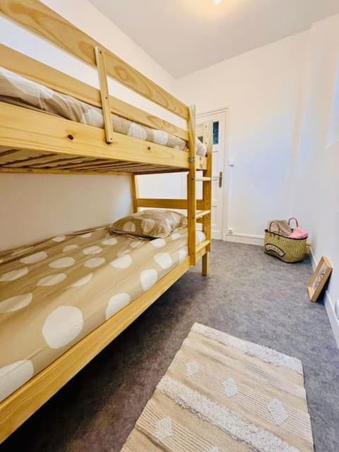 Photo of the whole room, Bedroom, bunk bed