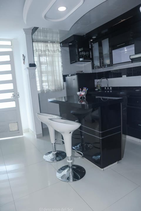 Kitchen or kitchenette, Dining area, minibar