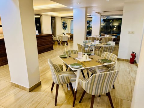 Restaurant/places to eat, Dining area, Breakfast