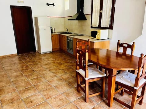 Kitchen or kitchenette, Dining area, oven