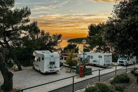 Sunset, Parking