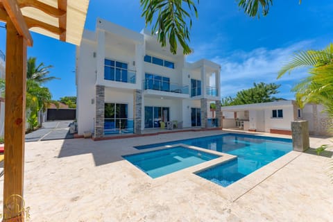 Property building, Day, Pool view, Swimming pool, sunbed