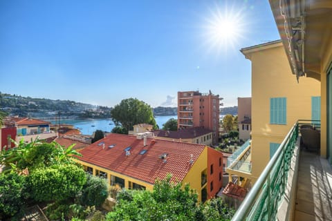 NOUVEAU! Grand Appartement Lumineux avec Balcon et Vue Mer! Apartment in Villefranche-sur-Mer