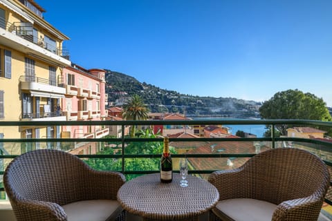 NOUVEAU! Grand Appartement Lumineux avec Balcon et Vue Mer! Apartment in Villefranche-sur-Mer