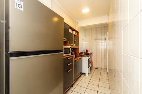 Kitchen or kitchenette, minibar, oven, stove