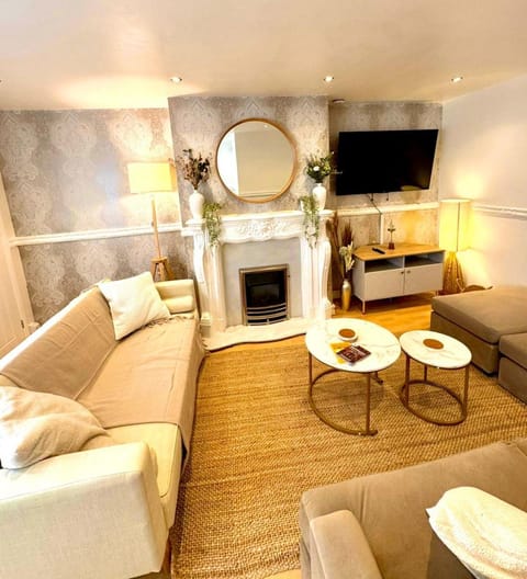 Communal lounge/ TV room, TV and multimedia, Living room, Seating area, Evening entertainment