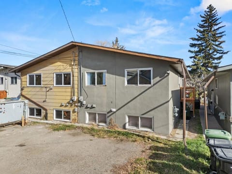 Includes Free Banff Access and Central Bowness 3 BR Home House in Calgary