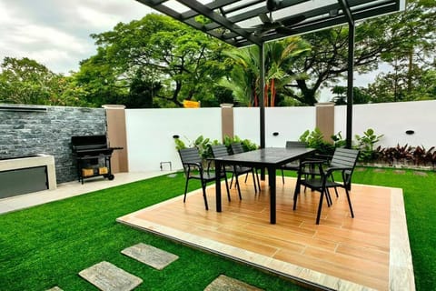 Spring, Day, BBQ facilities, Garden, Seating area, Dining area, Evening entertainment, Garden view